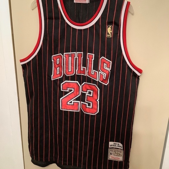 Michael Jordan Bulls 23 Mitchell & Ness Authentic Pinstripe Jersey 1997-…​​​ - Picture 11 of 11